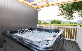 The Willows House & Studios, Hot Tub, Garden Cookhouse, Pet-Friendly, Roe Valley, Limavady
